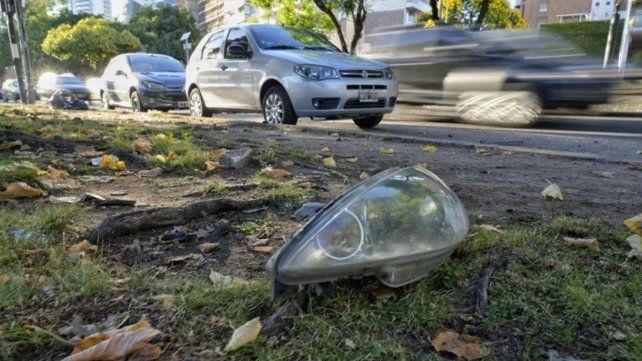 Este miércoles a la mañana aún había restos del vehículo dispersos por el parque