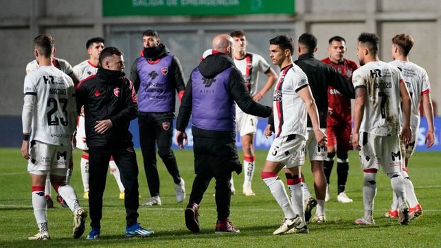 Sebastián Méndez consuela a los jugadores de Newells tras la eliminación en San Nicolás.