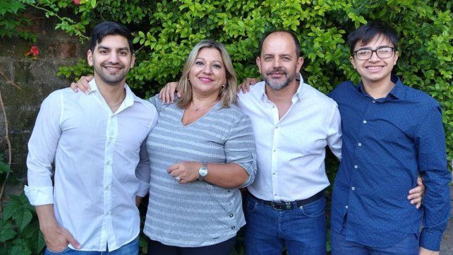 Marido y mujer junto a sus hijos en una feliz postal