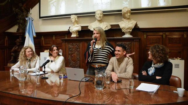 Jornada en el Palacio Vasallo: Gabriela Preendi (docente investigadora de la UNR), Solange Bobbet (jefa de la Oficina del Consumidor), María Eugenia Schmuck (presidenta del Concejo Municipal), Fabricio Neirotti (seguridad Banco Municipal de Rosario) y Victoria Zangara (docente investigadora de la UNR).
