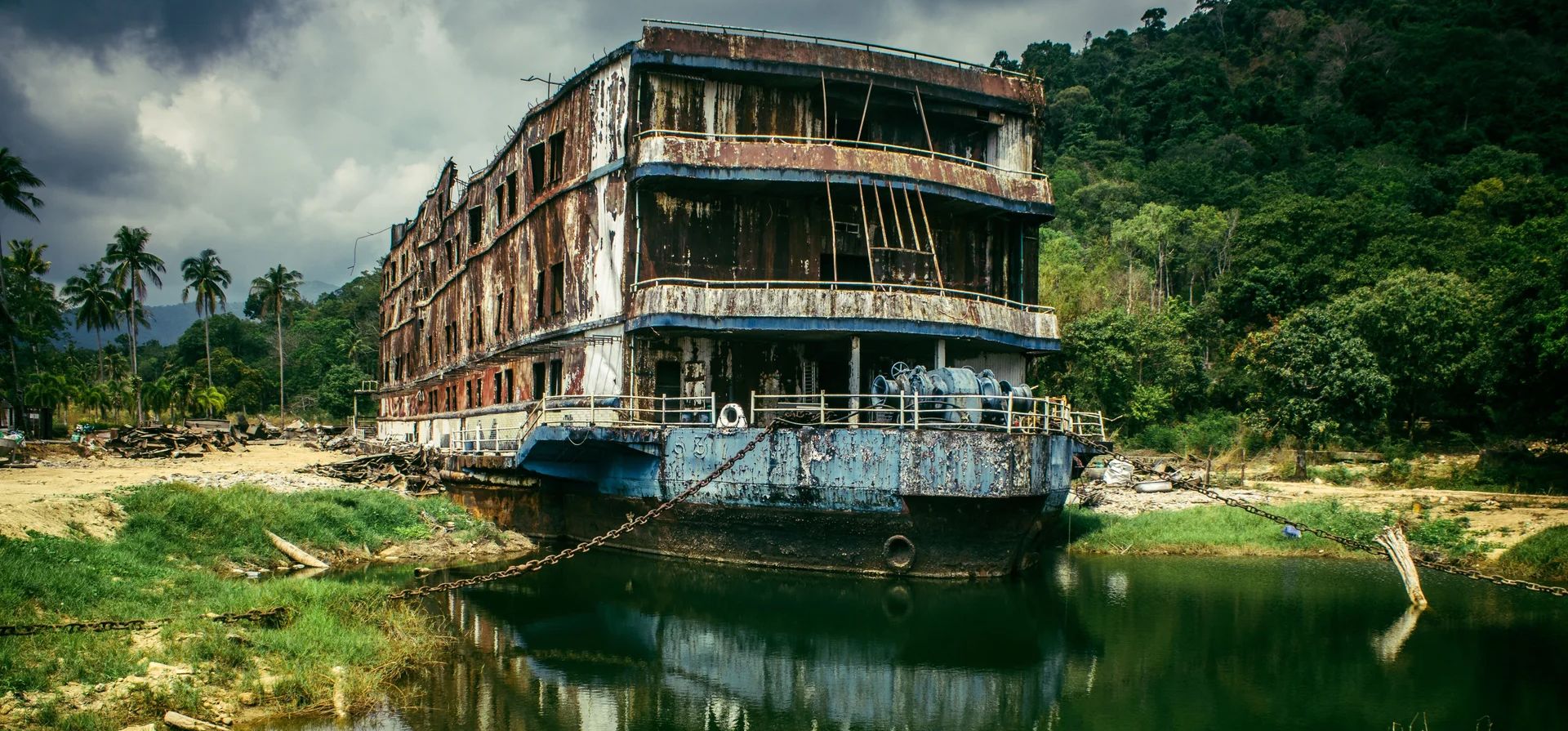 El barco hotel abandonado Grand Laguna, Koh Chang, Tailandia. Fotografía: José Hernández/REX/Shutterstock El barco hotel abandonado Grand Laguna, Koh Chang, Tailandia. Fotografía: José Hernández/REX/Shutterstock
