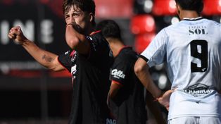 Los pibes de Newells treparon con el triunfo en el Parque.