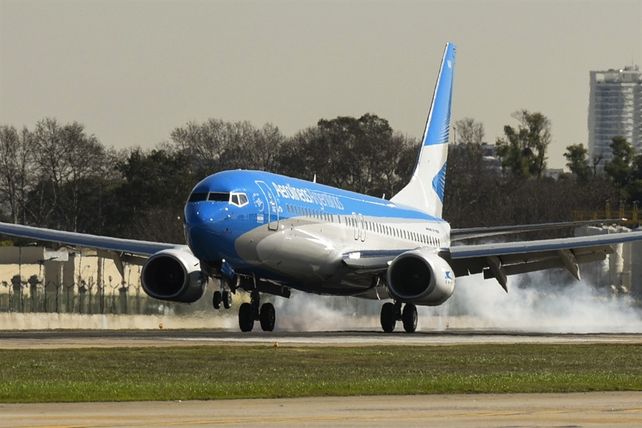 Coronavirus:  Aerolíneas Argentinas suspende 8 mil empleados