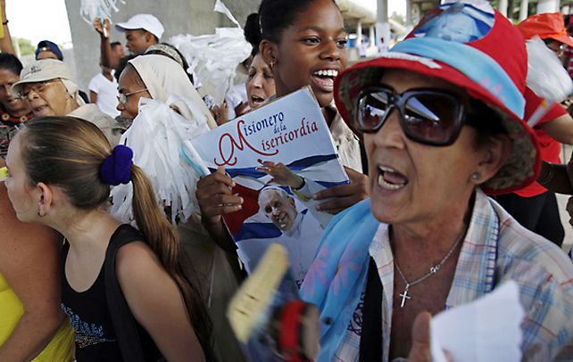 Emoción. Fieles cubanos saludaron ayer a Francisco