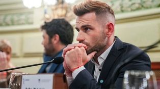 Piden sanciones para el senador que se grabó manejando mientras tomaba mate y usaba celular