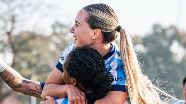 Agostina Holzheier celebra su gol.