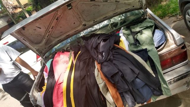 En el baúl del auto de las mecheras encontraron&nbsp;138 pares de lestes de sol y 81 prendas de vestir.