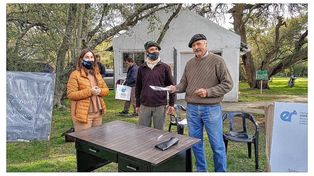 Tarea cumplida. Carlos Weber (a la derecha) recibe al biólogo Alfredo Berduc que le trae la buena nueva del área natural. Cuidan montes y animales en la puerta al Tempe Argentino