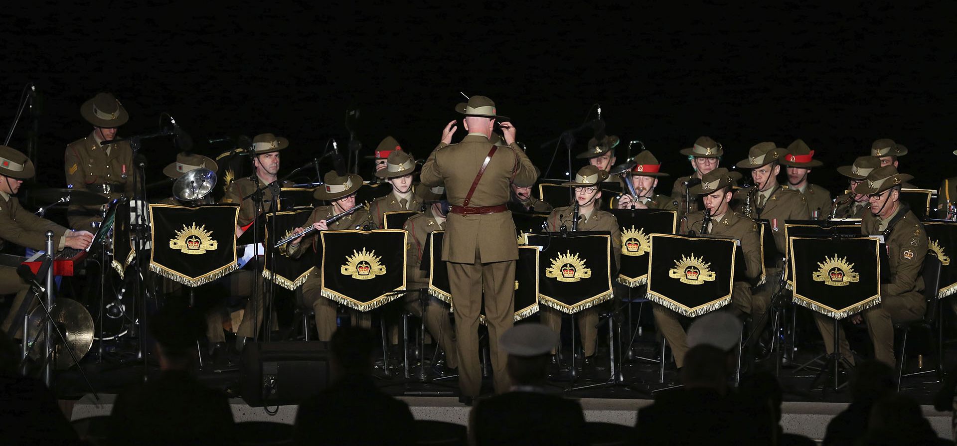 Una banda militar se presenta durante la ceremonia del Servicio del Amanecer en la playa de Anzac Cove, el sitio del desembarco de los ANZAC (Cuerpo de Ejército de Australia y Nueva Zelanda) en la península de Gallipoli, Turquía, el 25 de abril de 1915, en la Primera Guerra Mundial. Los viajeros de Australia y Nueva Zelanda se unieron a los dignatarios turcos y de otras naciones en los antiguos campos de batalla de la Primera Guerra Mundial para un servicio al amanecer el lunes para recordar a las tropas muertas durante una campaña liderada por los británicos que tuvo como objetivo sacar al Imperio Otomano del poder. 