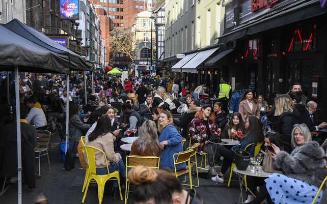 Tras meses de encierro los ingleses retoman las actividades restringidas