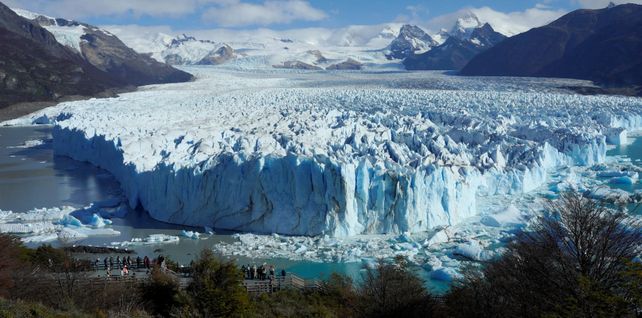 Los turistas admiran el glaciar Perito Moreno, cerca de la ciudad de El Calafate, en la provincia patagónica de Santa Cruz, Glaciar Perito Moreno, Argentina. Fotografía: Bernat Parera/Reuters