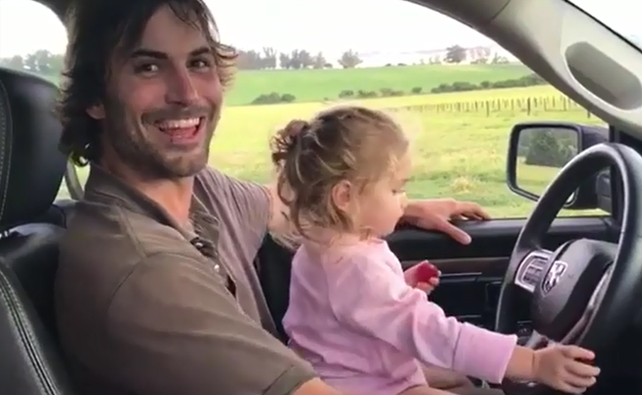 El novio de Zaira Nara manejó con su hija a upa y... ¿adivinen qué pasó en las redes?