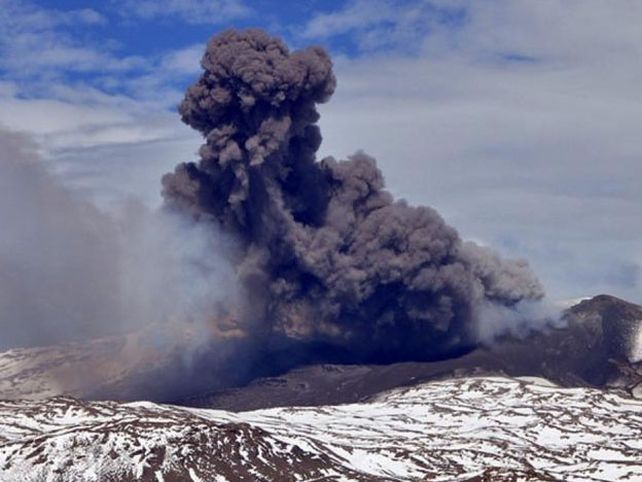 Volcán Copahue: declararon alerta roja y evacuaron a 3000 personas