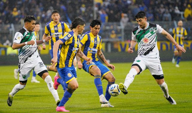 Malcorra y Enzo Giménez agreden en campo rival, intentado generar alguna situación de riesgo en favor de Central.
