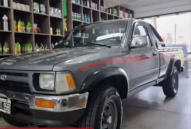 La camioneta que el muchacho cordobés afirma que le robaron afuera del predio de la ex Rural.