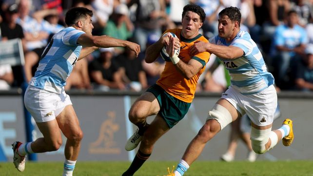 Juan martín González intenta el tacke sobre Ben Donaldson. Los Pumas y Australia