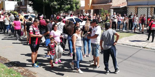 Los hinchas ingresaron a la cancha tres horas antes del partido.&nbsp;