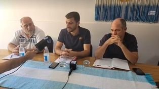 El jefe comunal Damián Matteucci y miembros de su equipo, en la conferencia de prensa.