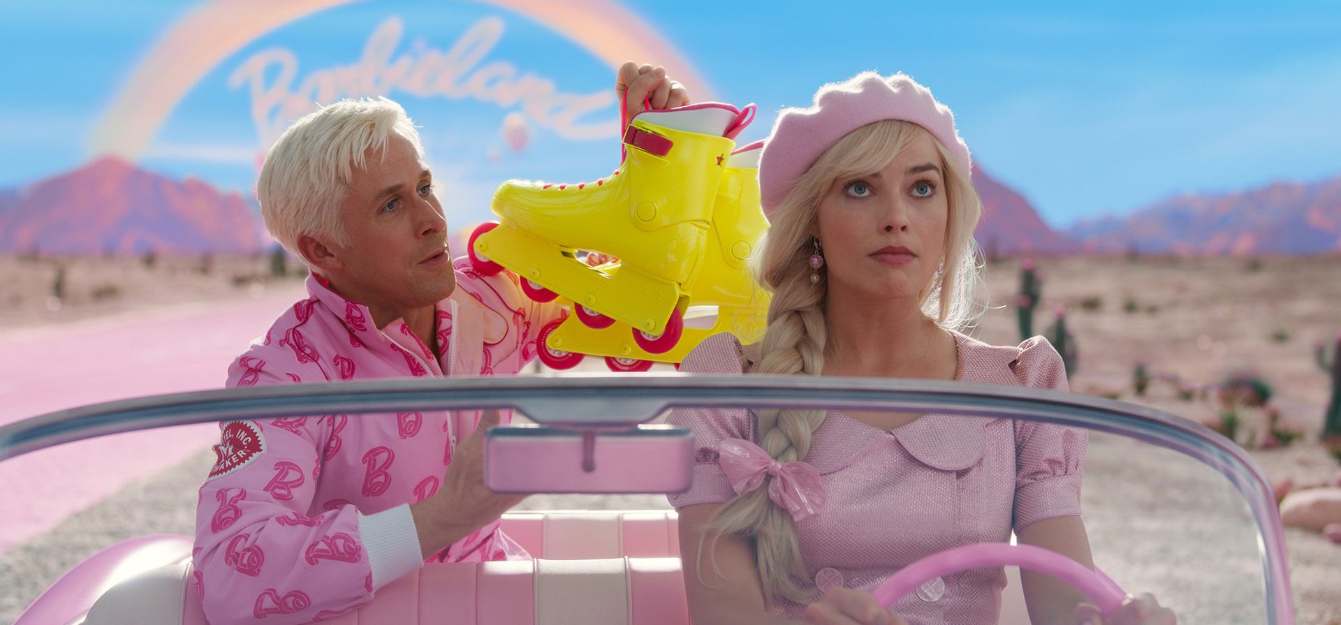 Imagen publicada por Warner Bros Pictures, muestra a Ryan Gosling y Margot Robbie en una escena de "Barbie". (Imágenes de Warner Bros. vía AP)