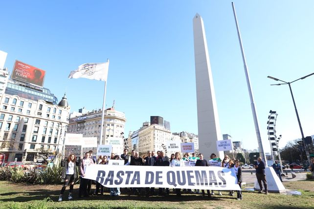 Los intendentes y presidentes de comunas de la región llevaron sus reclamos por los incendios en las islas al Obelisco.&nbsp;
