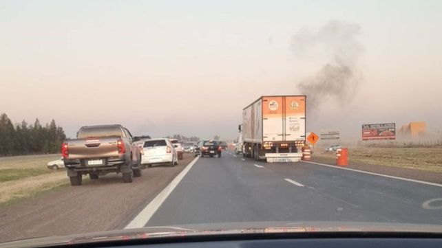 El corte en la mano que viene a Rosario en la autopista a Córdoba generó un cas vehicular y largas colas de vehículos que en algunos casos ya levan más de dos horas parados en la autopista. (Foto: vía Twitter de @jdhuerga)