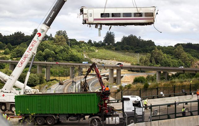 Uno de los vagones es trasladado luego del accidente.