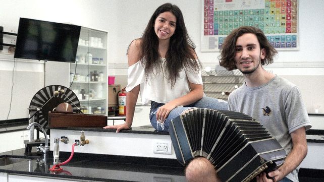 Malena está a punto de terminar la secundaria en el Superior de Comercio y escribe poesía. Gerónimo cursa en el Politécnico y toca el bandoneón.