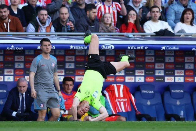 El Cholito Simeone tumbó al árbitro asistente en España.