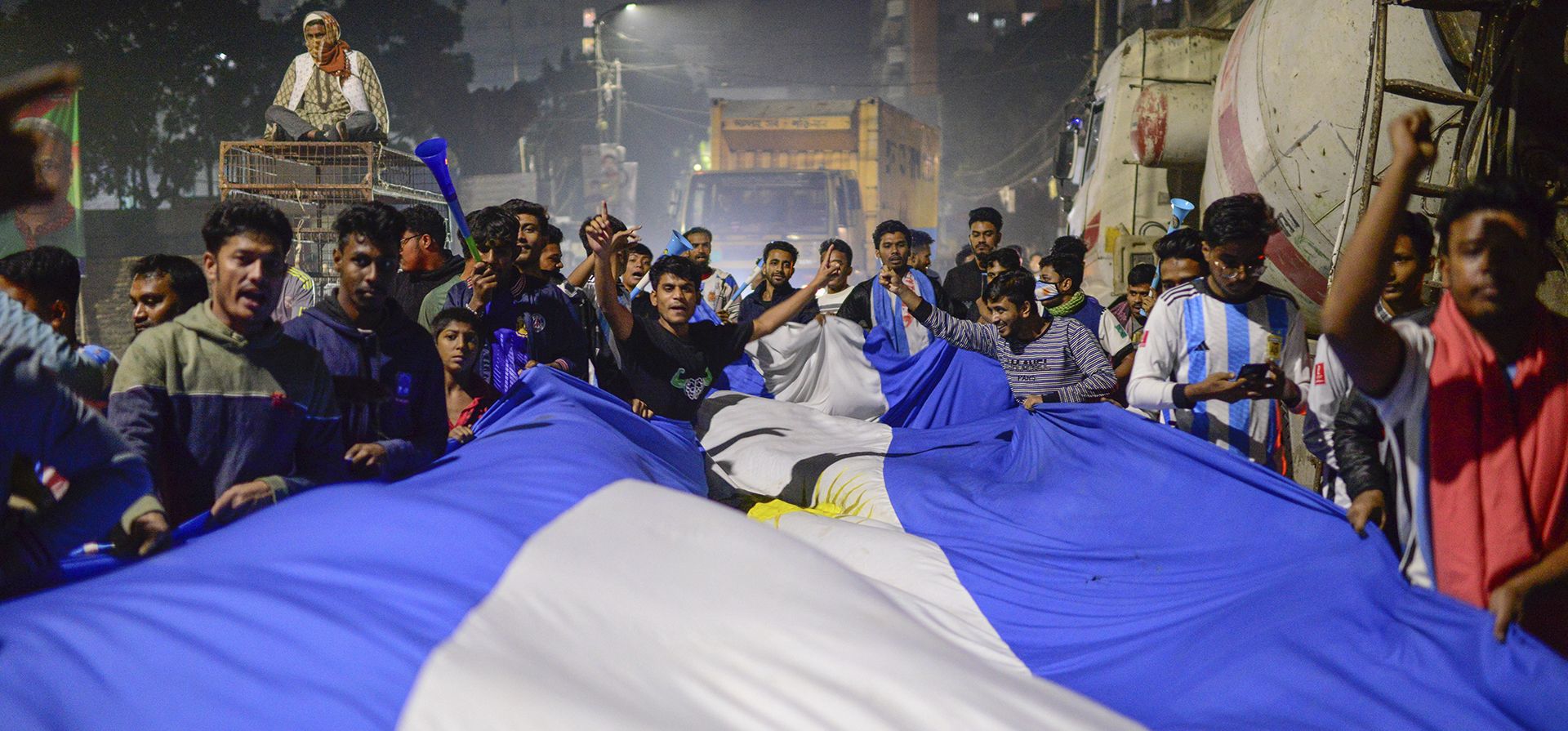 Aficionados bangladesíes de Argentina celebran en Dhaka, Bangladesh, después del partido de fútbol de semifinales de la Copa Mundial entre Argentina y Croacia en Qatar, el miércoles 14 de diciembre de 2022. Argentina derrotó a Croacia 3-0. (Foto AP/Mahmud Hossain Opu)