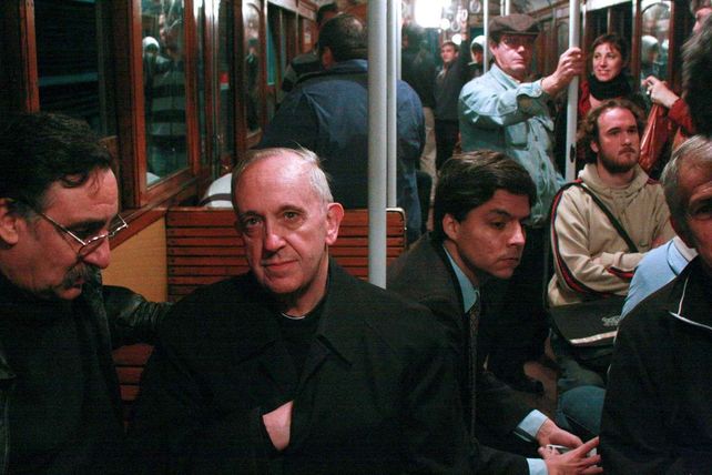 Jorge Bergoglio desde que era cardenal había renunciado a una vida de lujos y, en lugar de utilizar el transporte que la Iglesia le proveía, viajaba en subte