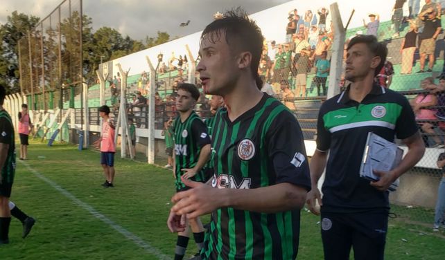 Thiago Bartalini. El defensor con el rostro ensangrentado tras recibir un golpe cobarde en el final del partido ante Coronel Aguirre&nbsp; 