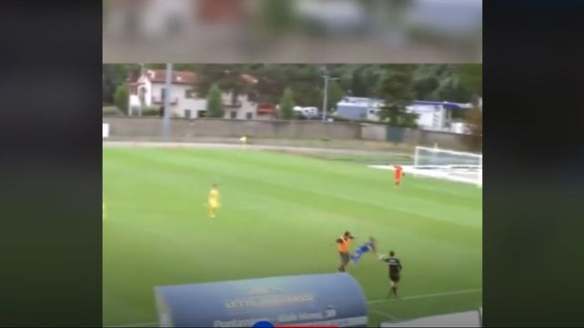 El técnico ingresó a la cancha y bajó al delantero del equipo rival que se iba rumbo al gol. (Imagen de video)