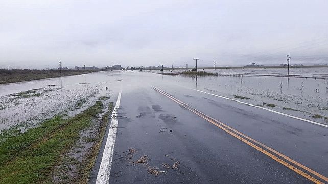 Agua sobre la calzada de la ruta 178