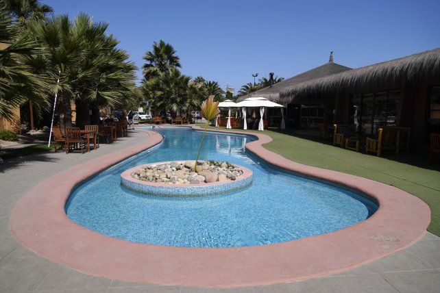 Un lujo. La piscina se encuentra en el centro del predio