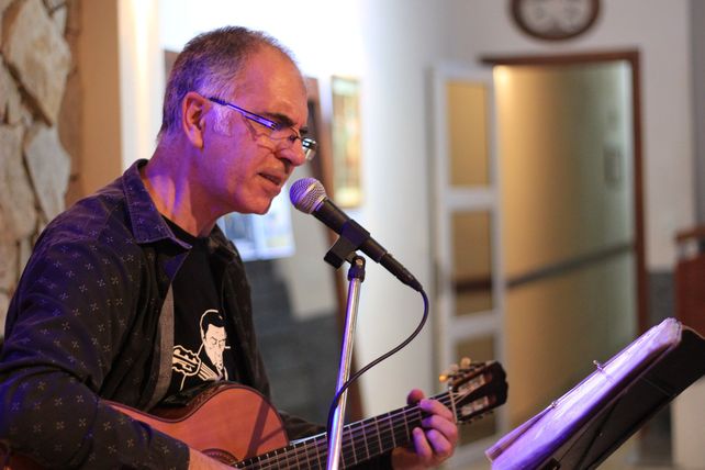Fernando Montalbano presenta su libro Sonetos Libres