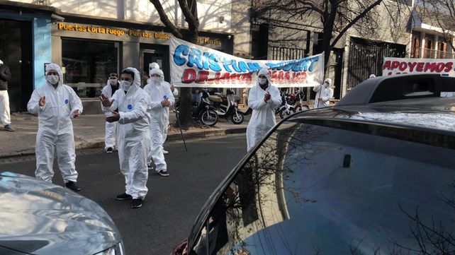 Trabajadores de una tabacalera protestan frente a la Afip