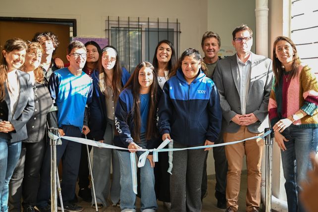 Villa Gobernador Gálvez lanzó La Muni en tu escuela e inauguró aulas junto al gobierno santafesino
