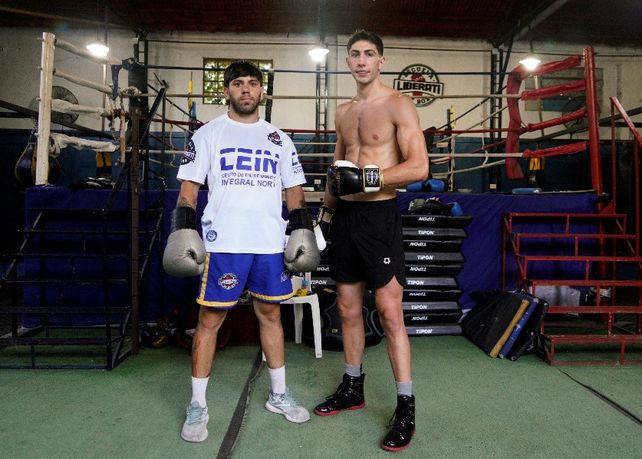 Miloc y uno de sus colaboradores, durante la preparación para la pelea de mañana.