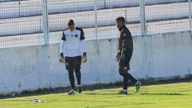 Federico Costa (a la izquierda) cuenta con mayores chances de atajar en el Gigante de Arroyito.&nbsp;
