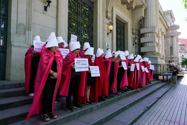 Más de treinta mujeres recorrieron las calles de Rosario vestidas como los personajes de El cuento de la criada