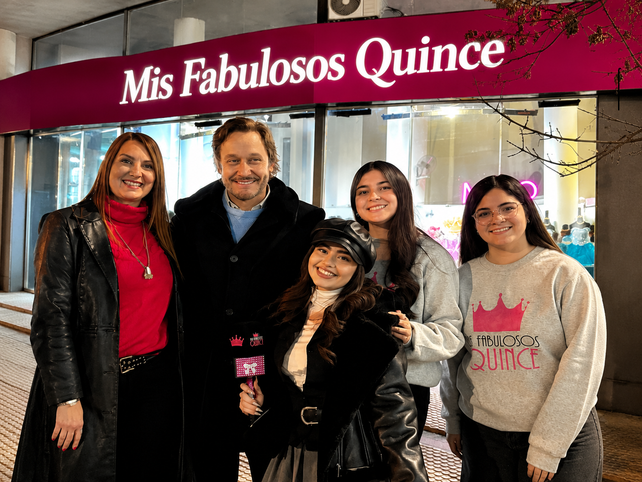 Parte del equipo de Mis Fabulosos Quince junto al actor, Benjamín Vicuña, durante el rodaje de la película.