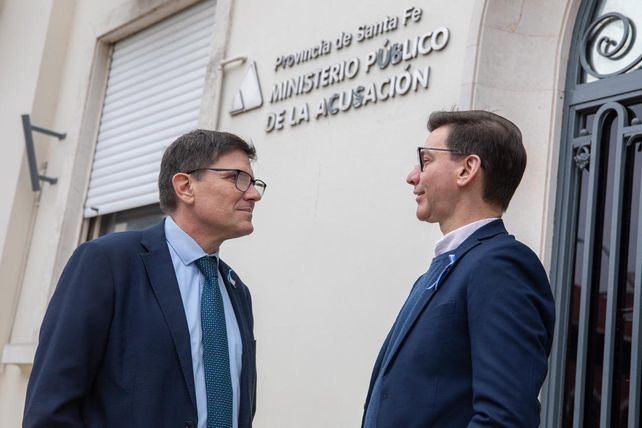 El ministro José Goity y el vicepresidente ejecutivo de la CAS, Daniel Di Lena, entre otros funcionarios, firmaron la documentación dirigida a la Fiscalía General El ministro José Goity y el vicepresidente ejecutivo de la CAS, Daniel Di Lena, entre otros funcionarios, firmaron la documentación dirigida a la Fiscalía General