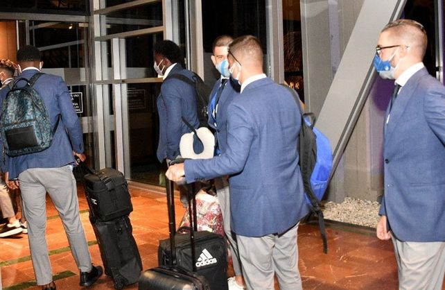 El plantel de Emelec ya está en Santa Fe para jugar con Unión.&nbsp;