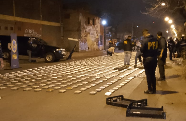 La cocaína incautada este viernes a la madrugada en Génova al 2400.