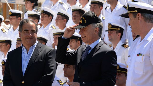 Macri se pone la gorra oficial de la Fragata Libertad