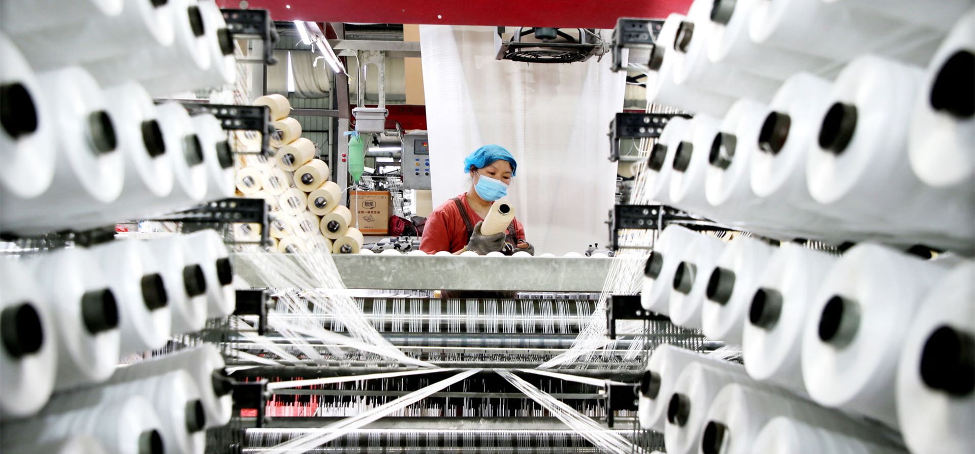 Lianyungang, China. Un trabajador supervisa los productos destinados a la exportación en una fábrica de embalaje. Fotografía: AFP/Getty Images Lianyungang, China. Un trabajador supervisa los productos destinados a la exportación en una fábrica de embalaje. Fotografía: AFP/Getty Images