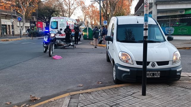 Violento choque entre moto y vehículo utilitario en San Martín y Garibaldi
