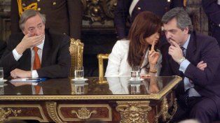 A la derecha Alberto Fernández y Cristina Fernández con sus dedos índices en sus bocas, y la izquierda de la mesa, se lo ve al presidente de la Nación, Néstor Kirchner. Acto en Casa Rosada, septiembre 2005.&nbsp;