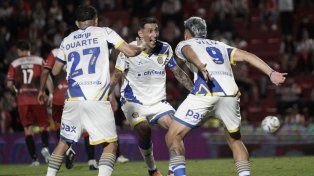 Di María, Veliz y Duarte celebran eufóricos en cancha de Instituto, donde Central sumó de a tres.