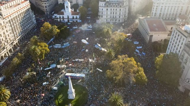 Marcha Federal. Miles de personas se congregaron en la Plaza de Mayo y alrededores en defensa de la educación pública.